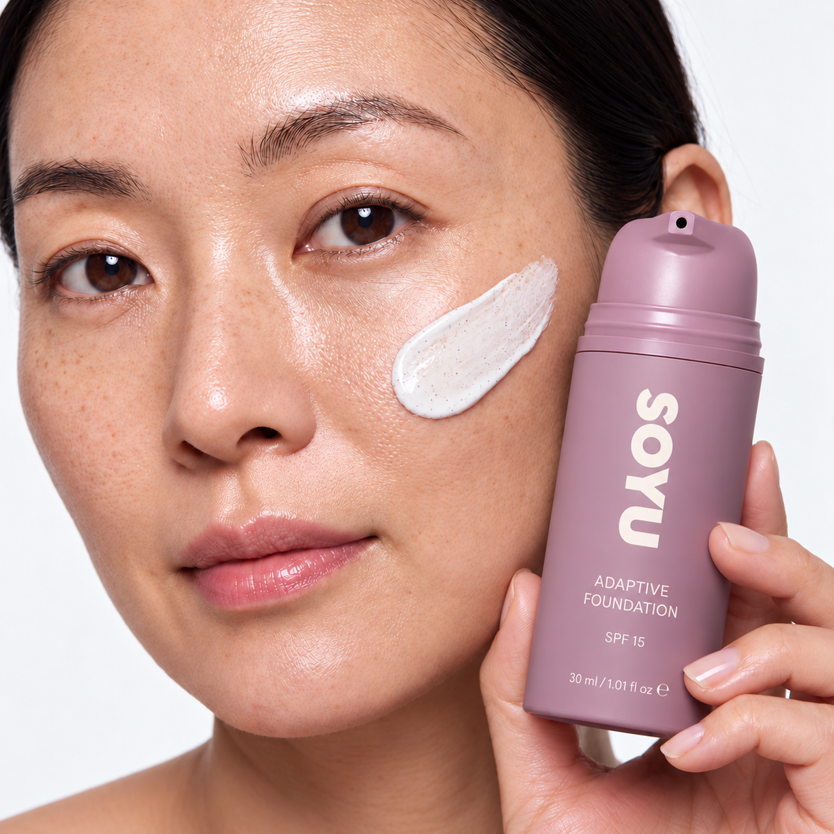 Femme appliquant SOYU Adaptive Foundation